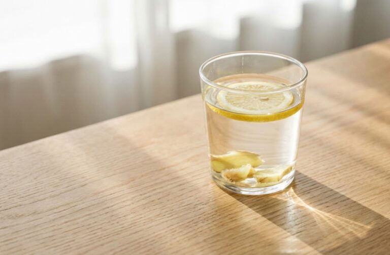 Erfrischendes Zitronen-Ingwer-Wasser für den Beauty-Start am Morgen