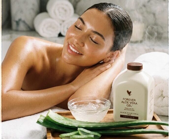 Strahlende, perfekt hydrierte Haut einer Frau in einem luxuriösen Home-Spa-Ambiente mit Aloe Vera Akzenten.