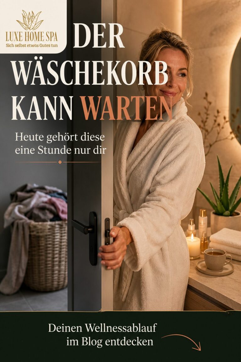 Entspannte Frau im Bademantel schließt die Badezimmertür, während draußen unscharf ein Wäschekorb steht. Der Pin fordert zu einer bewussten Wellnessauszeit zu Hause auf.